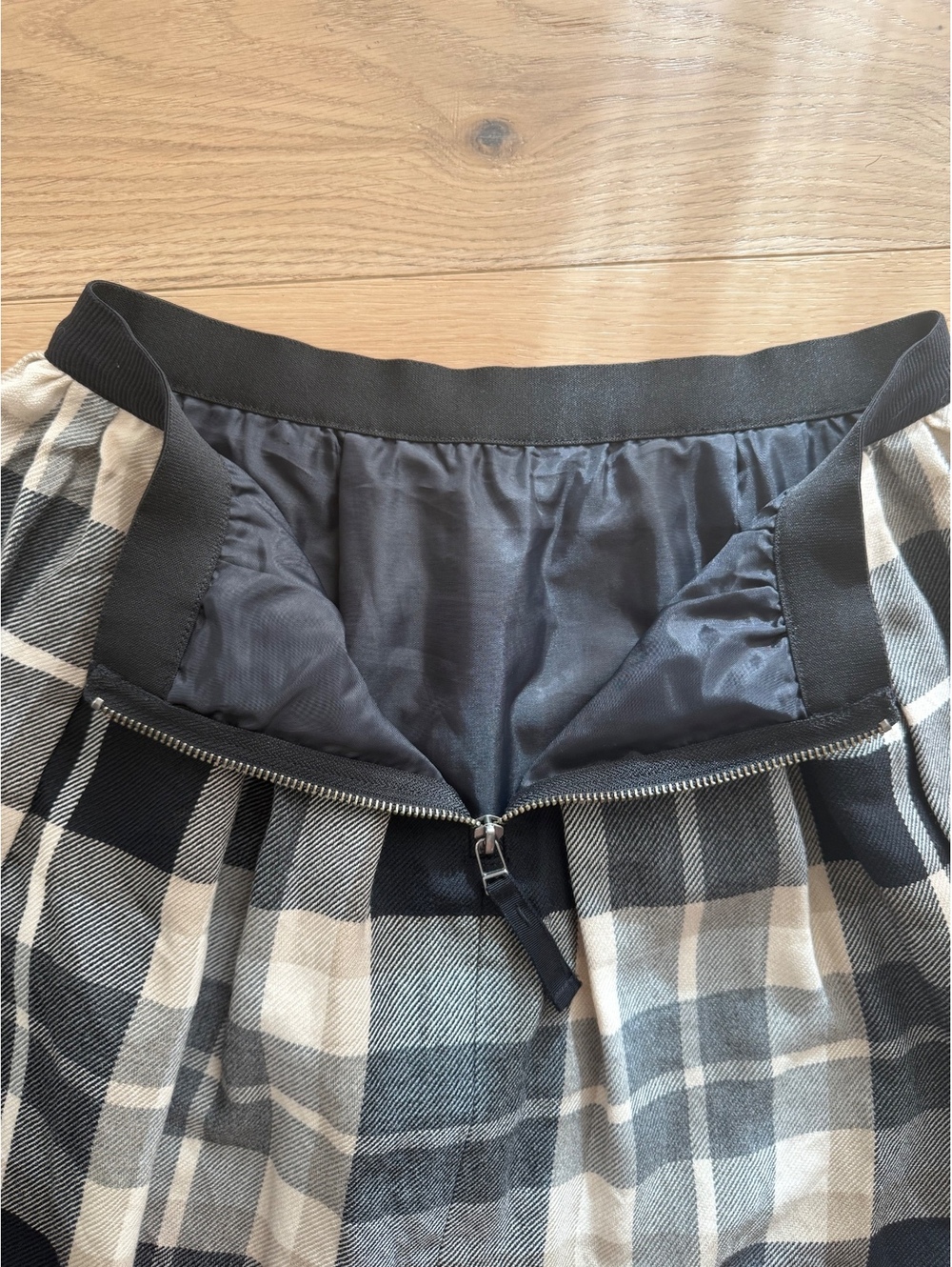 Burberry Blue Label Wool Plaid Mini Skirt Size 38 Black Gray Pleated - Picture 5 of 9